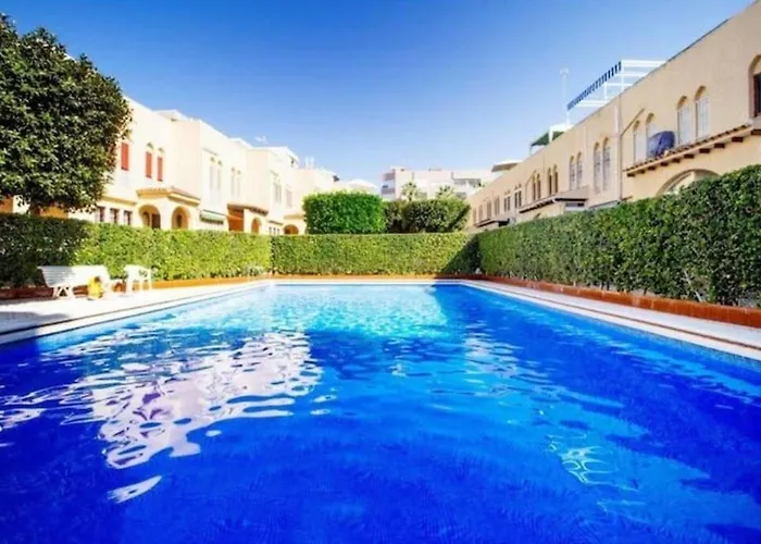 Villa Magerit, Entire Home 5 Minutes Easy Walk To Sandy Beach