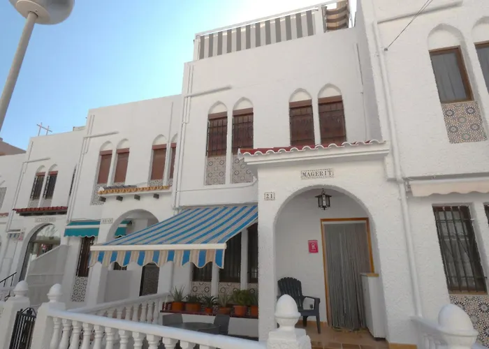 Villa Magerit, Entire Home 5 Minutes Easy Walk To Sandy Beach